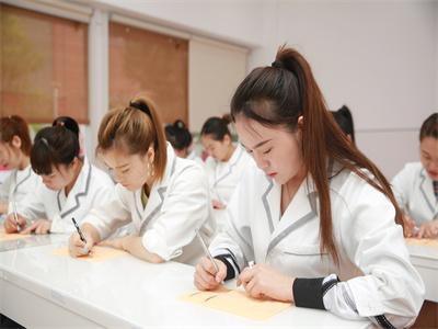 学化妆有要求么？化妆学校要从哪方面入手选？