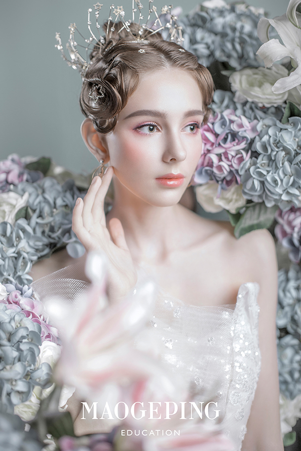 西式2号-成都－2019春季形象设计与艺术创意班－《皎月如歌》－化妆造型：肖儒-贺加丽-曹春梅-张亨-邓雪-摄影：李文品-后期：魏巍-模特：Anna-修片.jpg