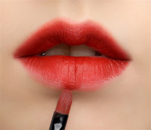 4棕红色唇膏画工字形加深.jpg
