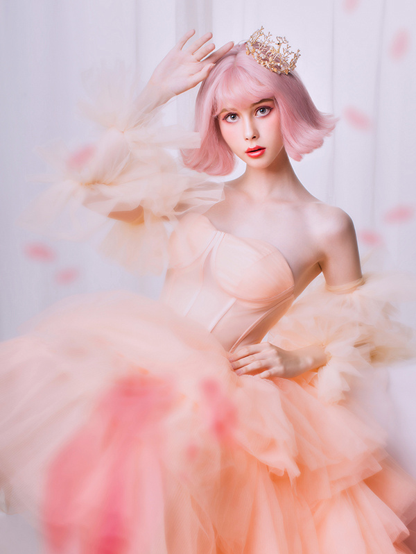 西式4号-成都－2019春季形象设计与艺术创意班－《桃之夭夭·姝》－化妆造型：孙莹莹-杨继林-李馨悦-刘玉佳-杨欣-摄影：李文品-后期：魏巍-模特：Veronika-修片.jpg