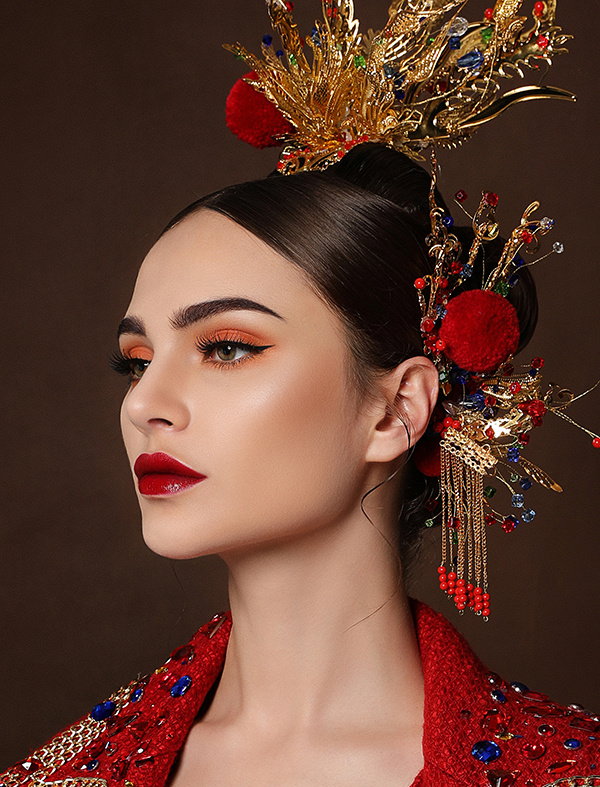 1634024793331789icQN.jpg 中式组5号-成都秋季形象设计与艺术创意三班《墨发红裳》.jpg