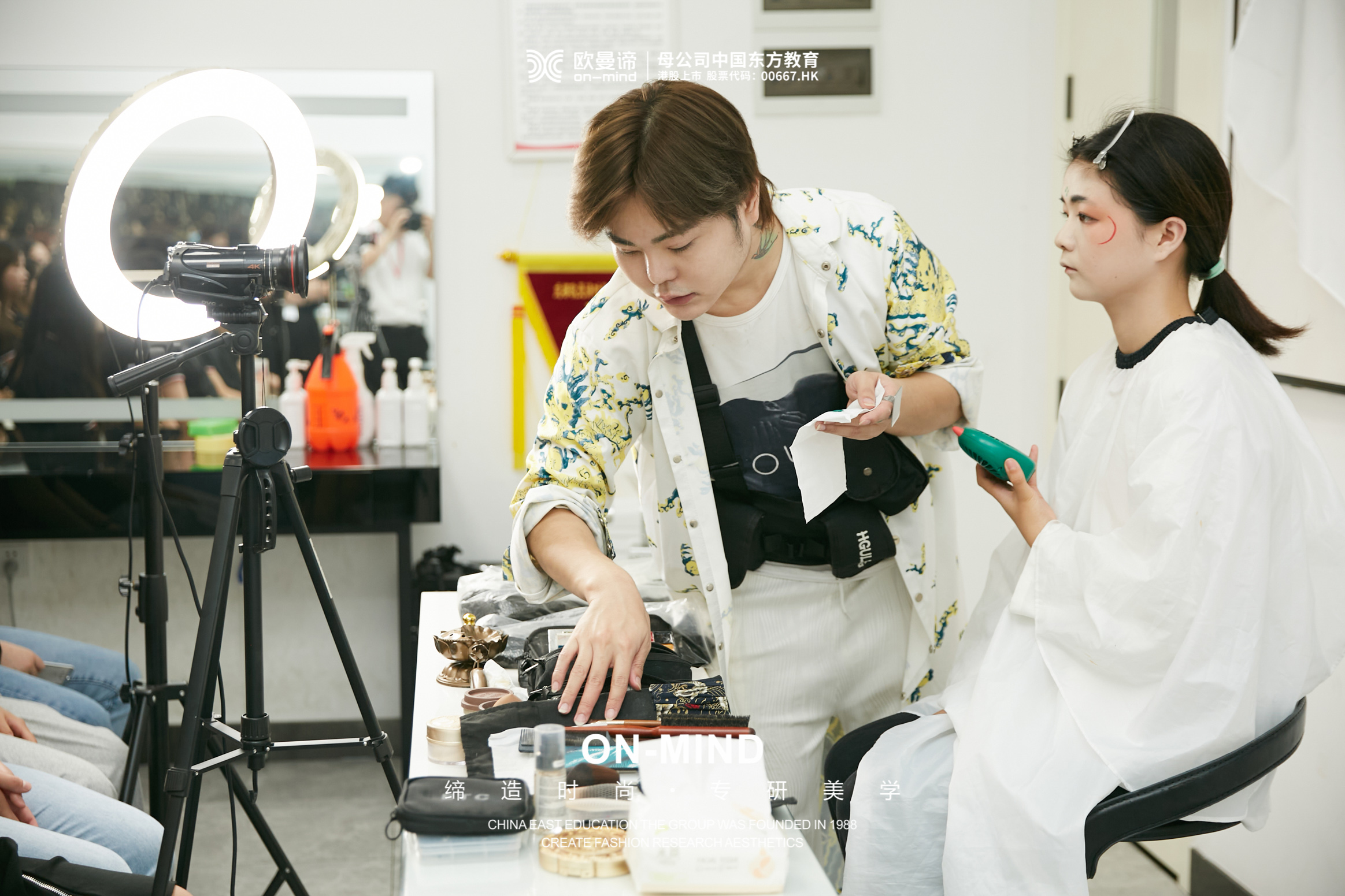 学化妆技术必备：化妆学校的实用技巧分享