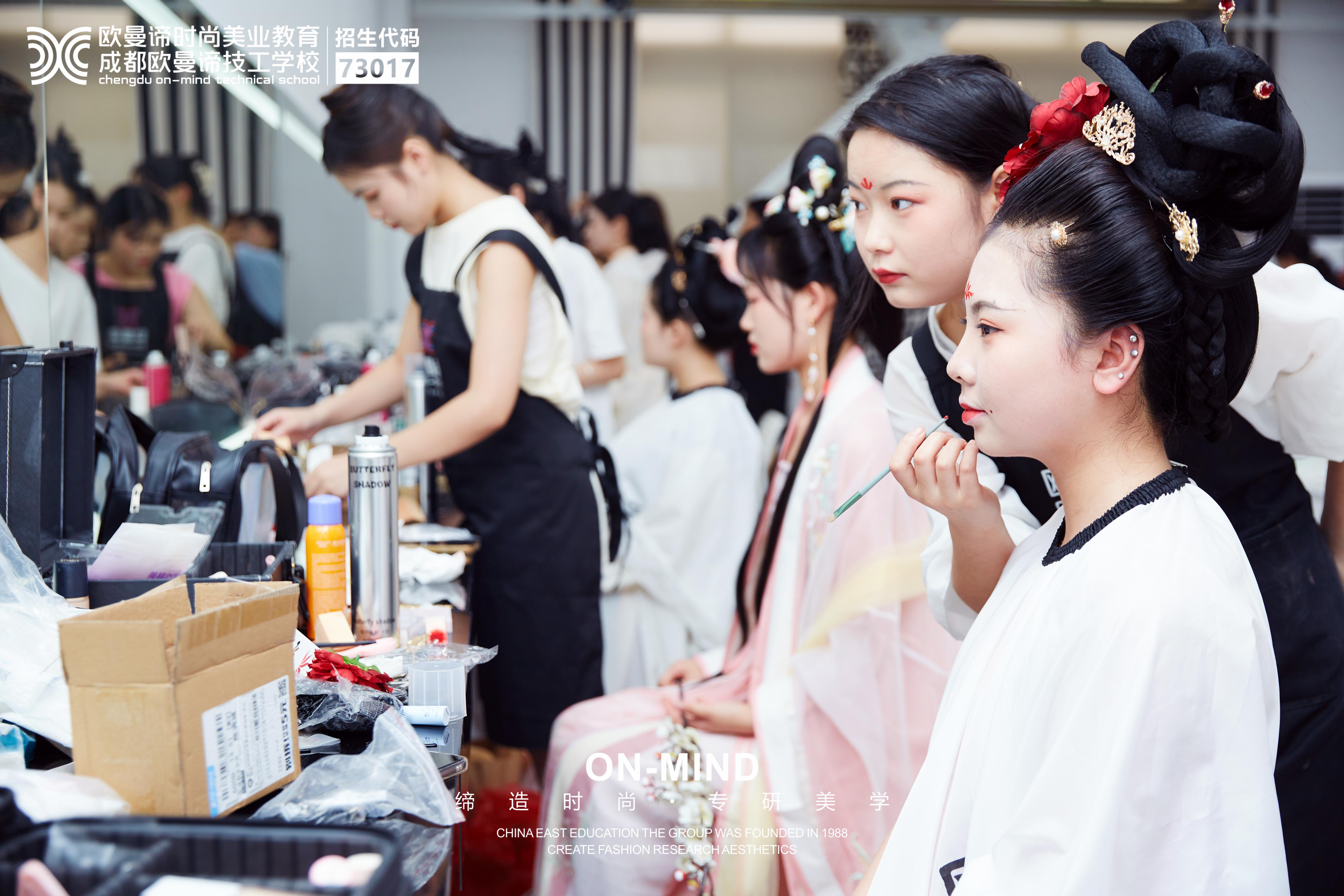 初中毕业不迷茫，选择专业化妆培训学校