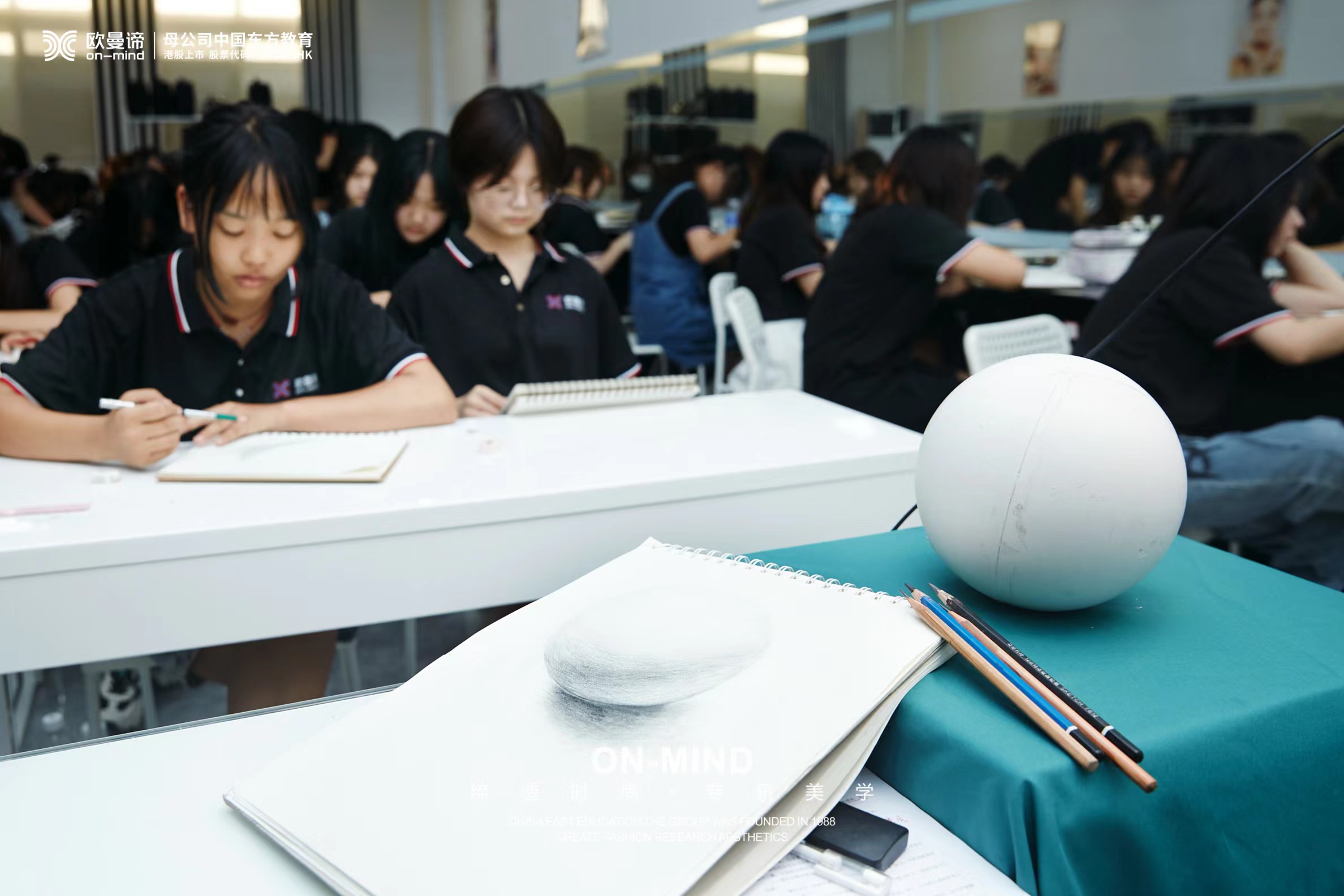 成为一名专业化妆师需要去化妆学校学多久？