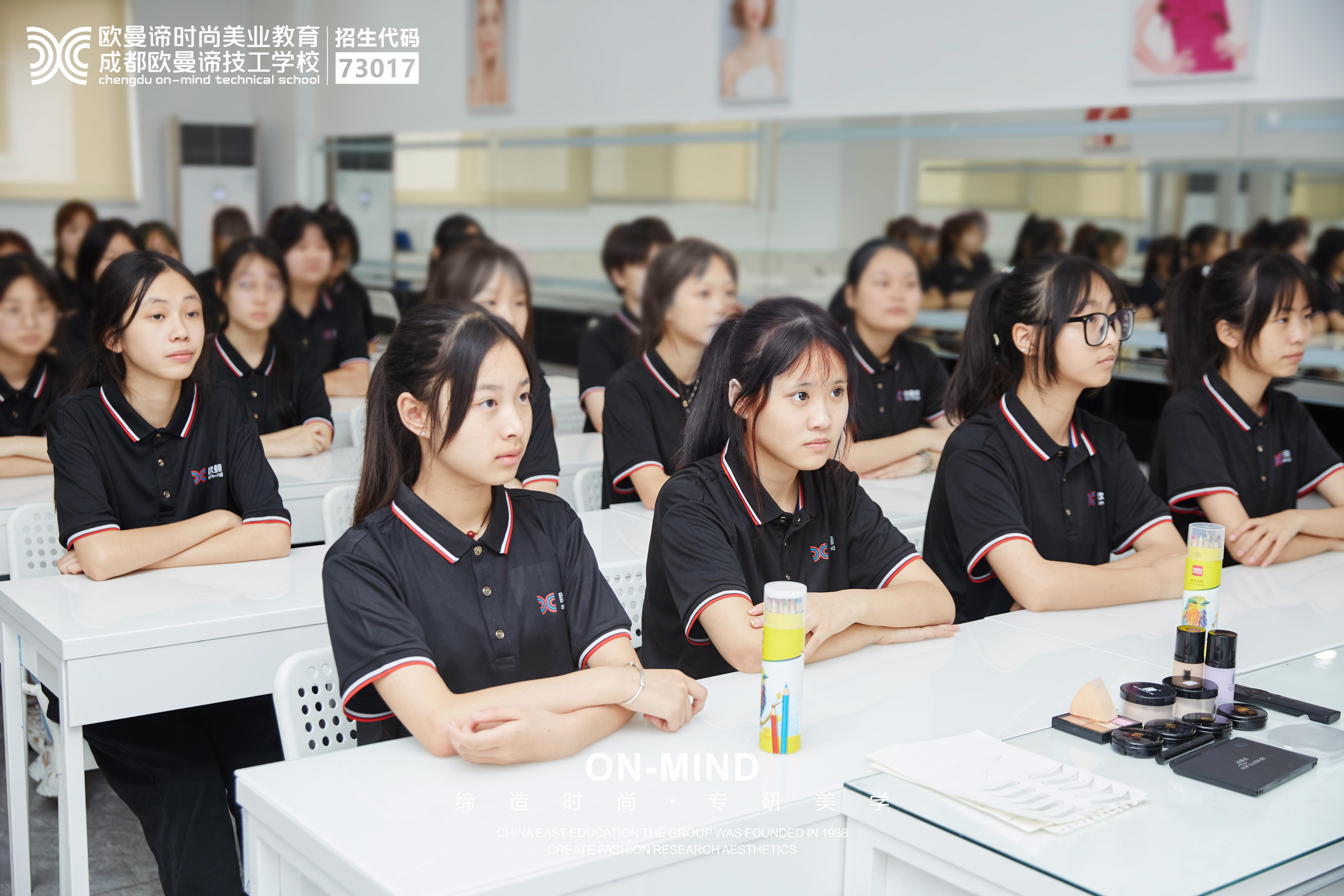 女生学什么专业就业前景好？化妆怎么样？