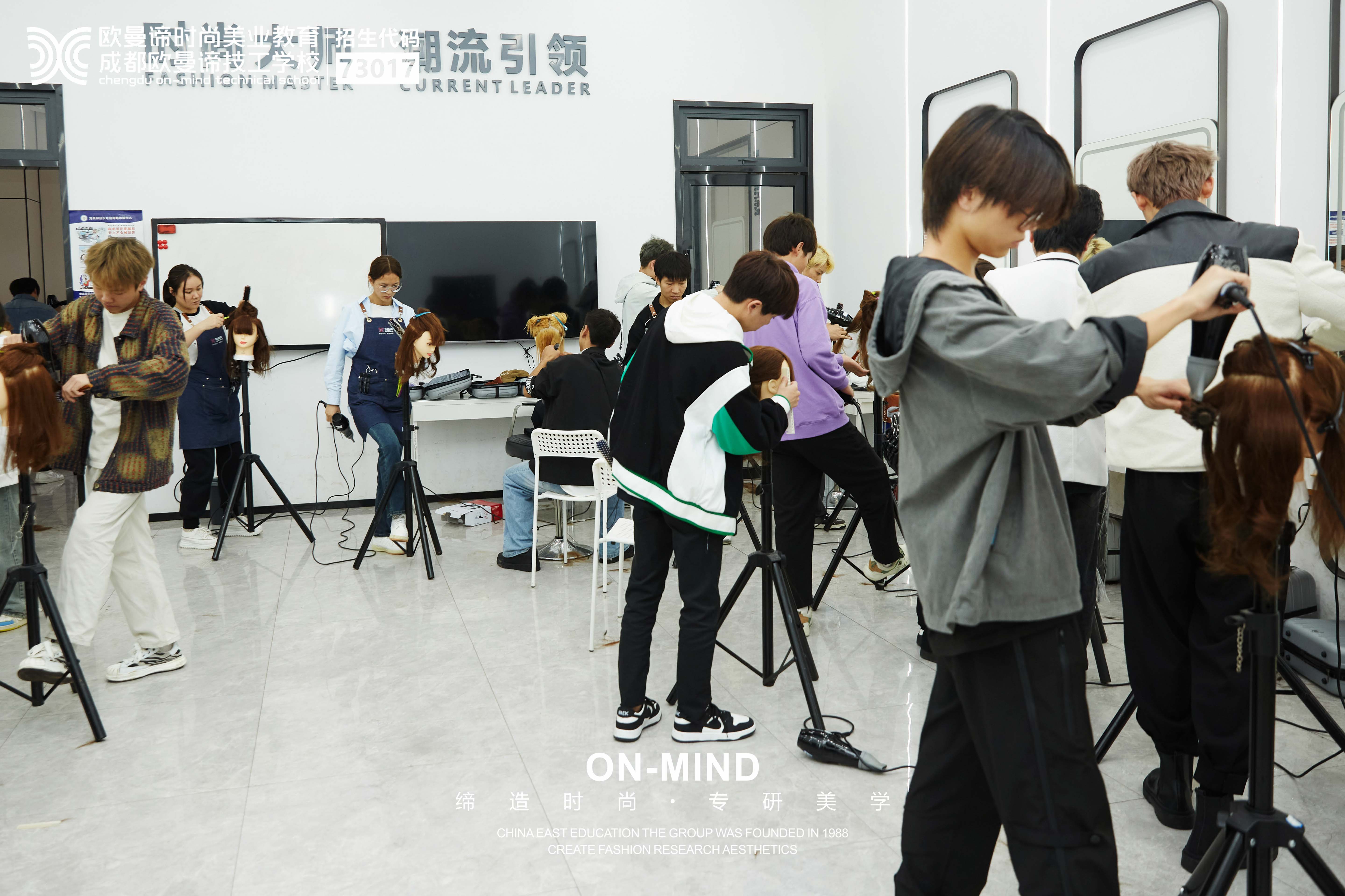 学美发去美发学校还是去店里？怎么选择？