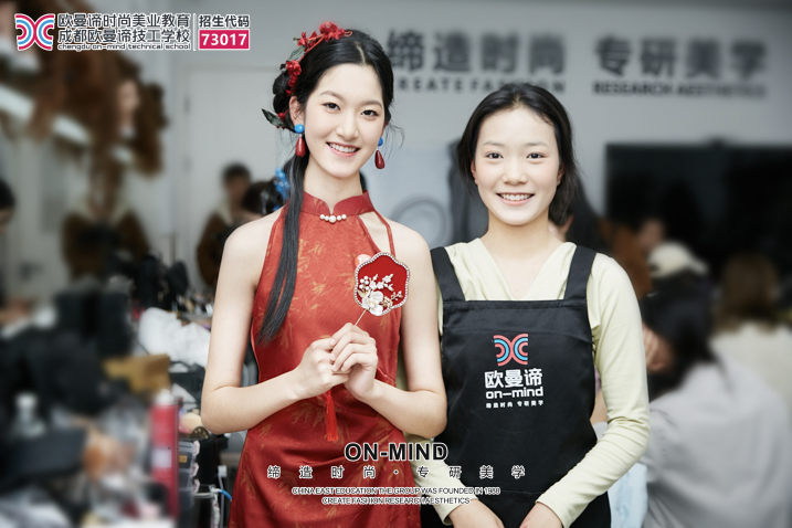 学化妆技巧：化妆培训学校实战教学